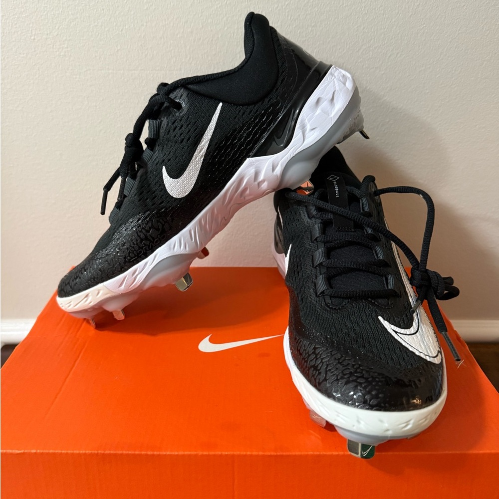 Nike Men’s Black and White Athletic Cleats (new in the box )
